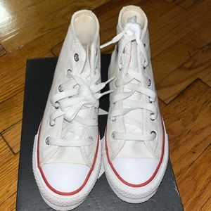 White platform girl converse very lightly worn! Wipe them down and go.
